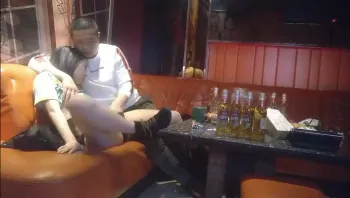 【极品渣男探花一号】KTV，小姐姐美胸乖巧，沙发抠穴口交，氛围暧昧都性致盎然【精华版】-高清原版无水印