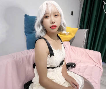 海角社区.洛丽塔舅妈丝袜足交连射两次