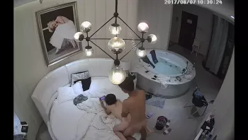 【360水滴TP】白色浴缸房偷拍小伙浴缸上狂操完事女主顾着玩手机没到几分钟又开搞第二炮