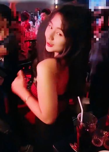 潜入夜店约妹！甜淫叫声够酥，抽插她的面包逼！ PzY